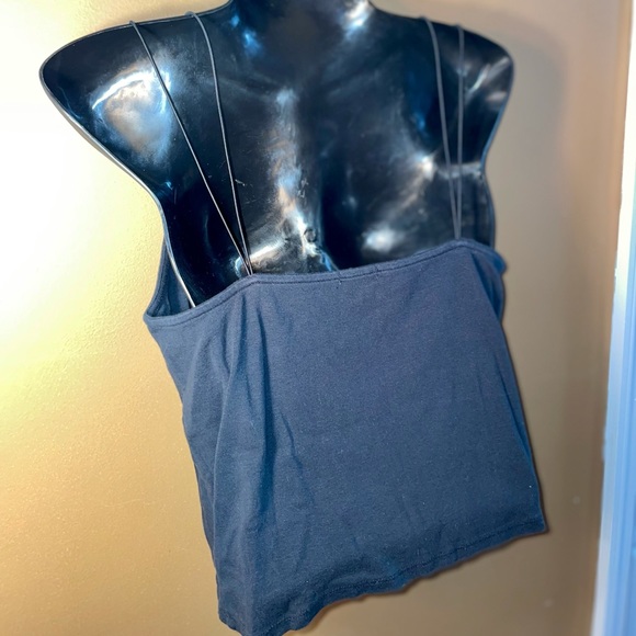 Women’s pretty black essential crop-like tank top with double wire straps - Picture 5 of 6